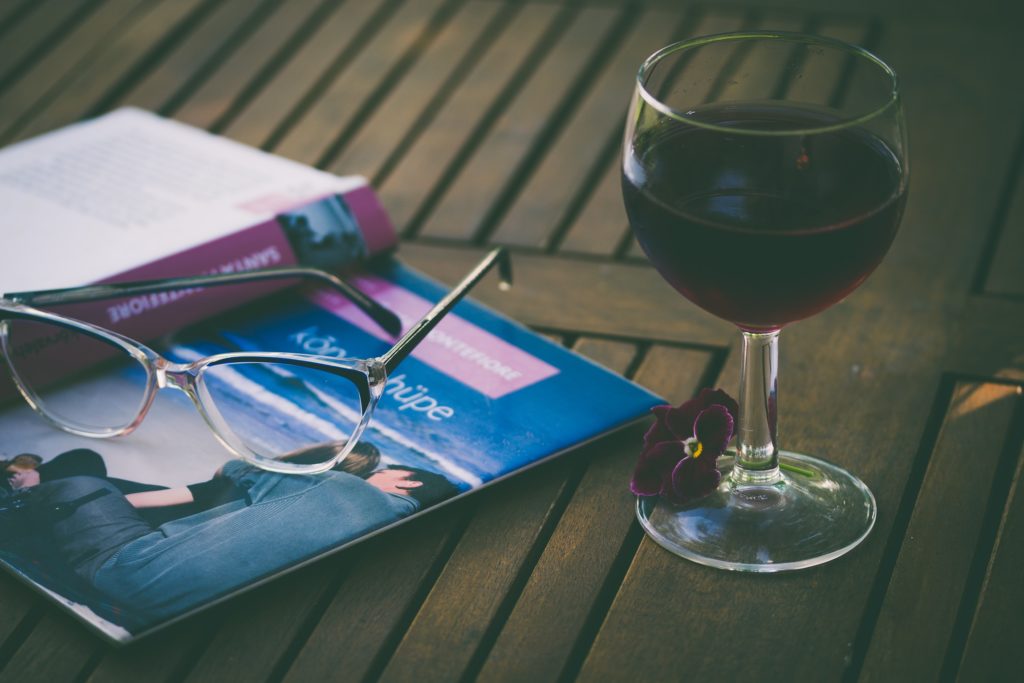 Temps d'oci prenent un copa de vi o llegint un bon llibre
